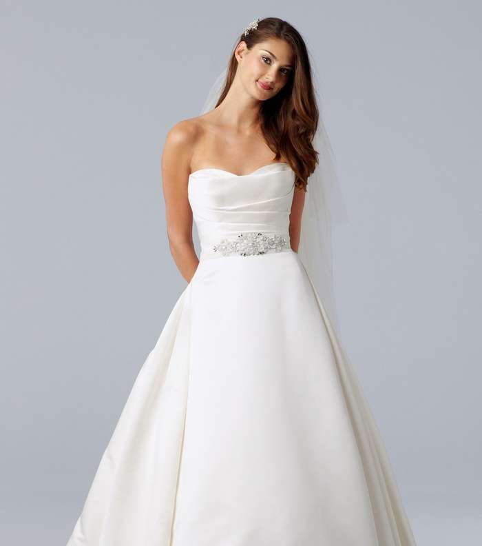 فساتين الستان الكلاسيكية