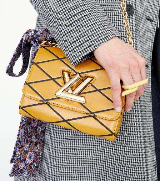 من مجموعة Pre Fall 2015، اليك حقيبة Twist من لويس فويتون