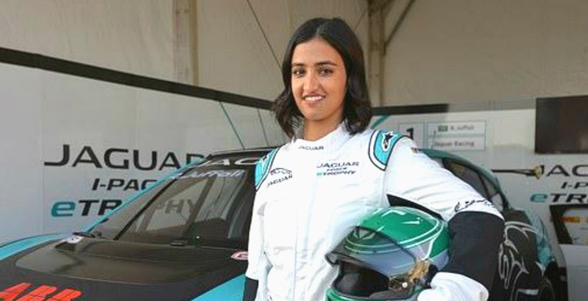 المتسابقة ريما الجفالي مع سيارتها قبل السباق بالأمس 