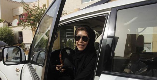 سعودية تقود سيارة