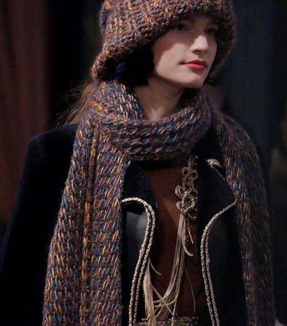 البشرة المشرقة وأحمر الشفاه الملوّن تحضران في العرض