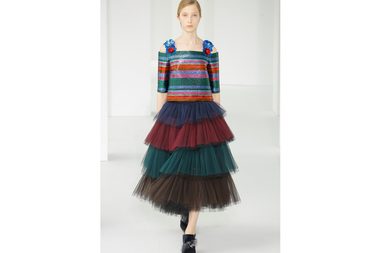 تنورة التول بطبقات ملونة مع توب من الترتر من Delpozo لشتاء 2018