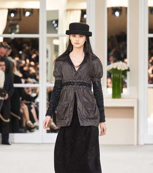 التنورة متوسطة الطول لامراة الاسد من CHANEL