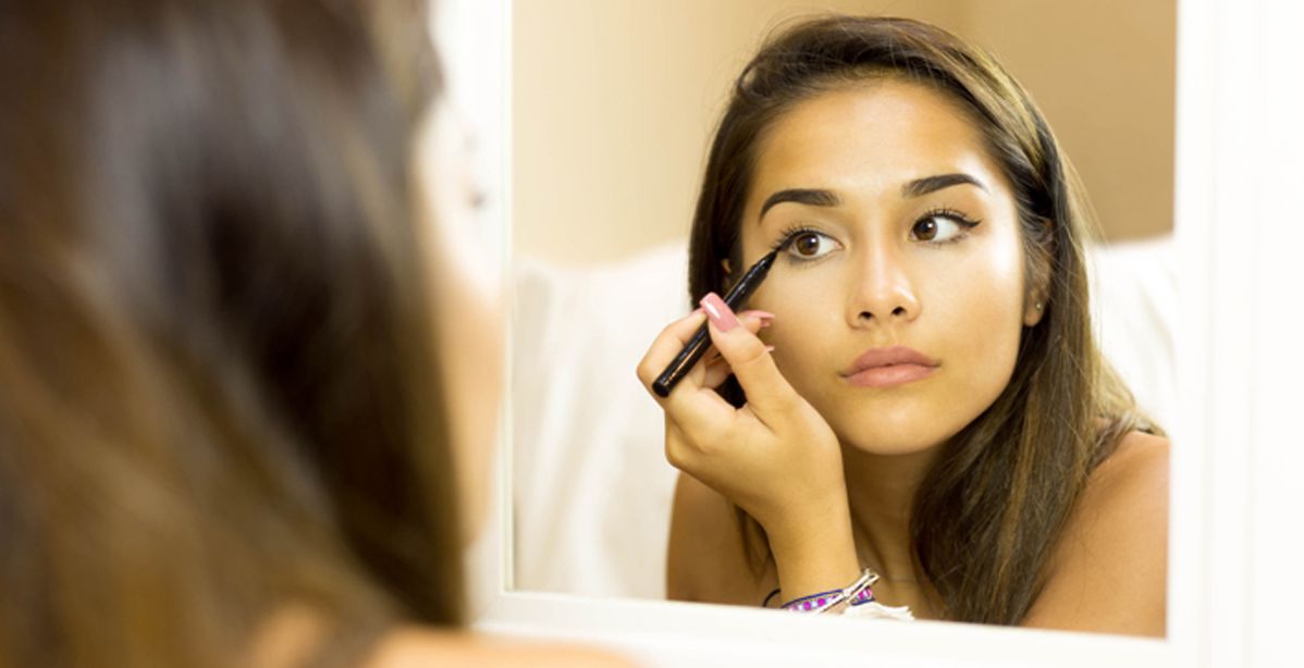 أي رسمة أيلاينر تناسب شكل عينيك؟ الرّفيعة أم العريضة