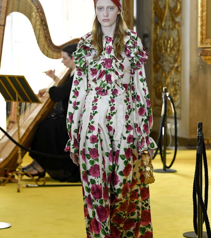 الفستان الماكسي المطبع بالازهار مع الكشاكش على الصدر من غوتشي كروز 2018