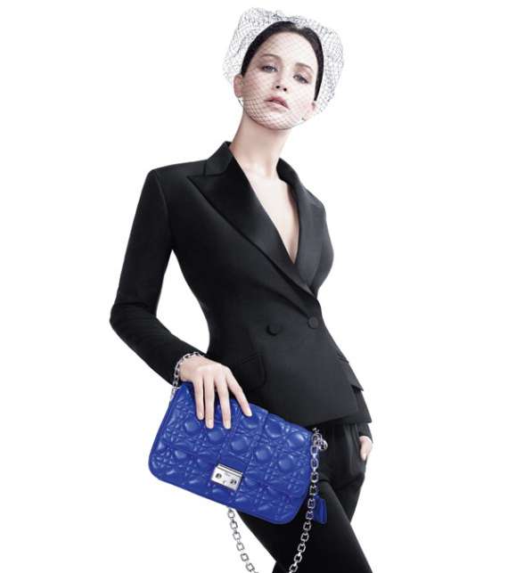 جينيفر لورنس متأبّطة حقيبة Miss Dior