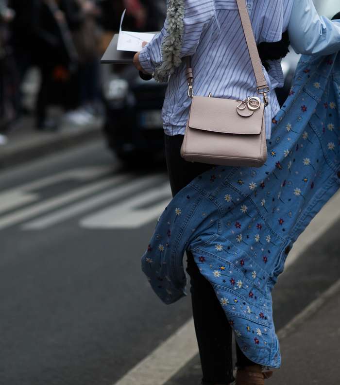 موضة سترة الدنيم المطرزة بالزهور في شوارع باريس في اليوم الثالث من أسبوع الموضة