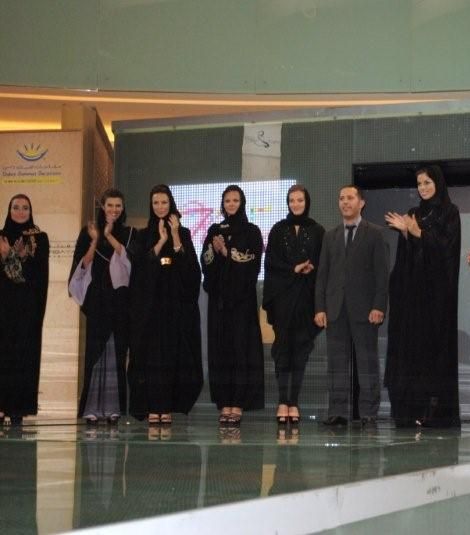 مصمم الأزياء عبدالله الخونجي وسط مجموعته