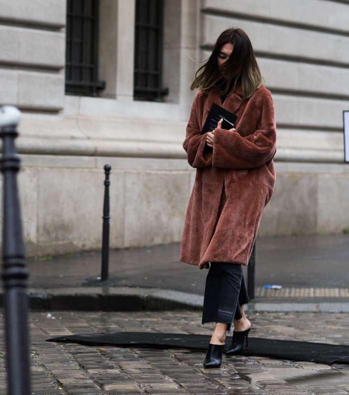 موضة معطف الفرو الماكسي مع السروال بقصة الكابري وحذاء المول من شوارع باريس