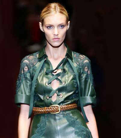 بالصور، تعرفي على موضة القمصان والفساتين بالشرائط لصيف 2015