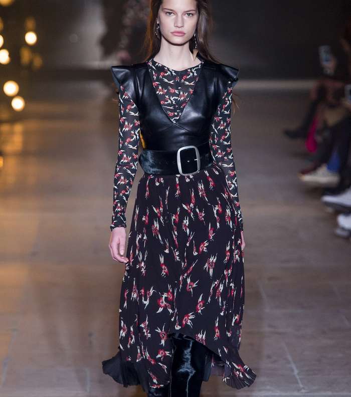 الفستان المطبع متوسط الطول وفوقه الجيليه الجلدية من Isabel Marant لشتاء 2018