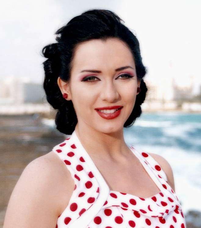 ماكياج أحمر يشبه إطلالات فنانات الزمن الجميل