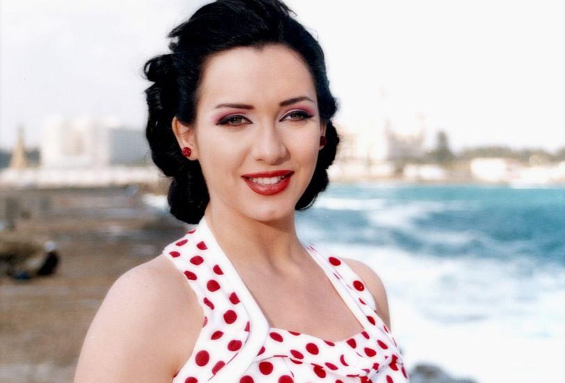 ماكياج أحمر يشبه إطلالات فنانات الزمن الجميل