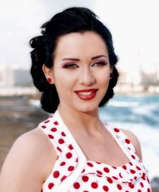 ماكياج أحمر يشبه إطلالات فنانات الزمن الجميل