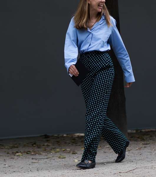 اطلالة بموضة الـ Polka Dots في شوارع باريس في اليوم الاول من اسبوع الموضة