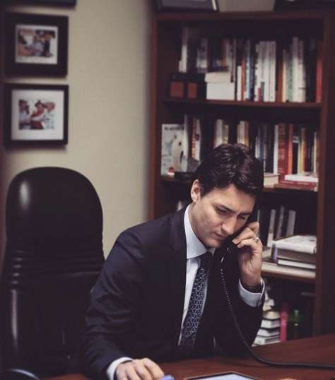 رئيس الوزراء ذو الـ43 عاماً منهمك في مكتبه