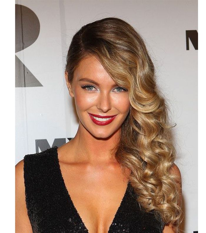 تسريحات شعر على جنب