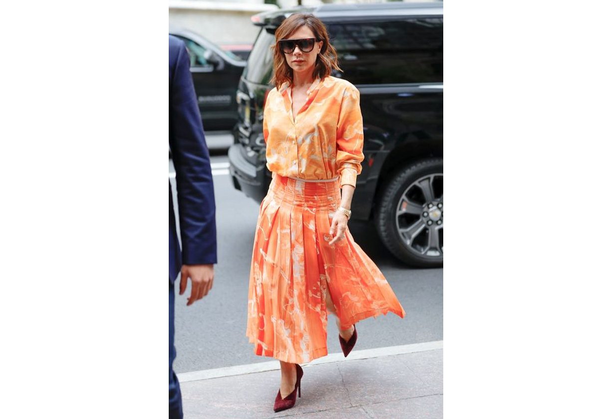 التنورة المنسدلة بالطول المتوسط مع القميص المطبع لاطلالة تناسب العمل