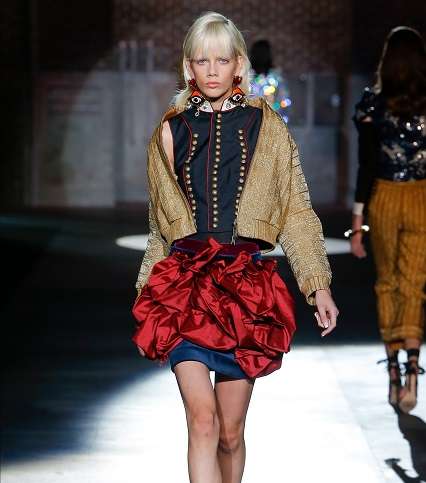 احصلي على اطلالات حيوية ومميزة مع تصاميم علامة DSquared2 لصيف 2017