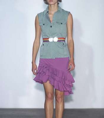 من اشهر تصاميم Marc Jacobs، هذا اللوك من المجموعة الاولى سنة 2001