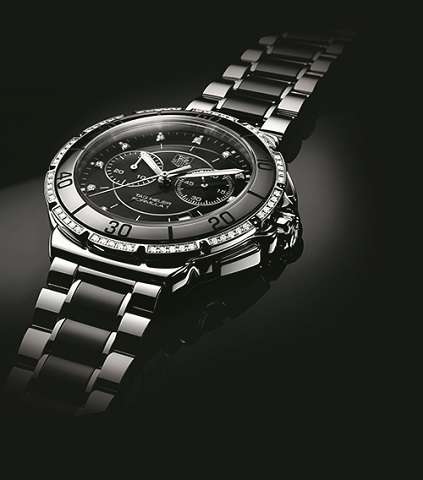ساعة فورمولا1 من Tag Heuer المقدمة للعارضة خلال الحفل
