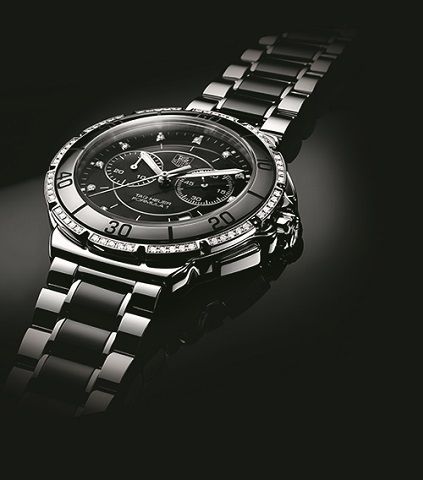 ساعة فورمولا1 من Tag Heuer المقدمة للعارضة خلال الحفل