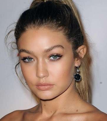 طريقة تطبيق الكحل الأبيض لتكبير العيون