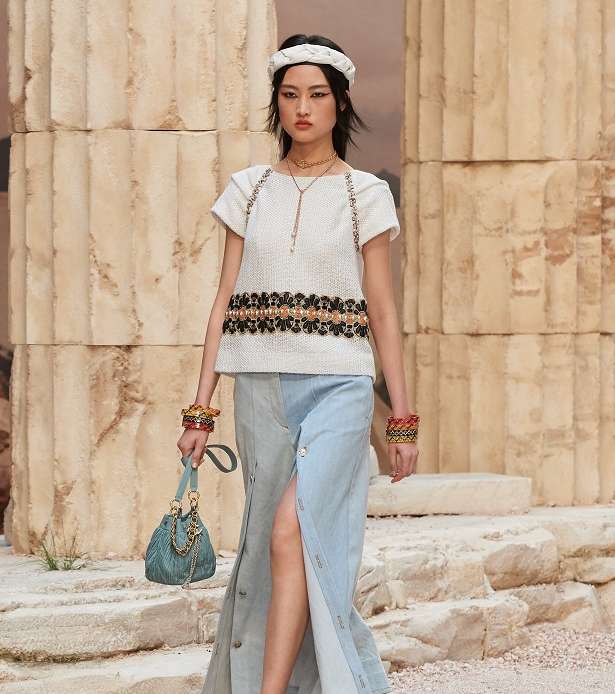 تنورة الدنيم الماكسي مع الازرار الامامية والشق من الامام من CHANEL كروز 2018