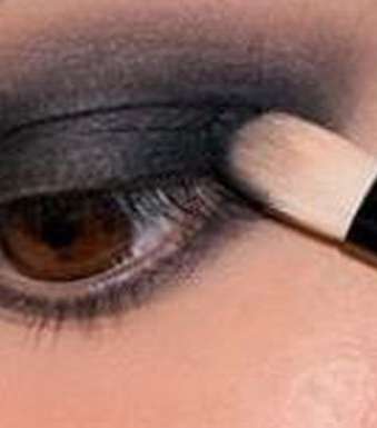 تطبيق مكياج عيون بالصور خطوة خطوة