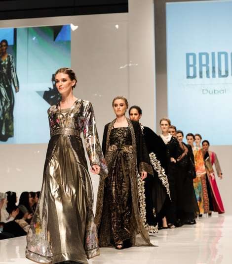 تميّز العباءات السوداء في مجموعة SH collection 