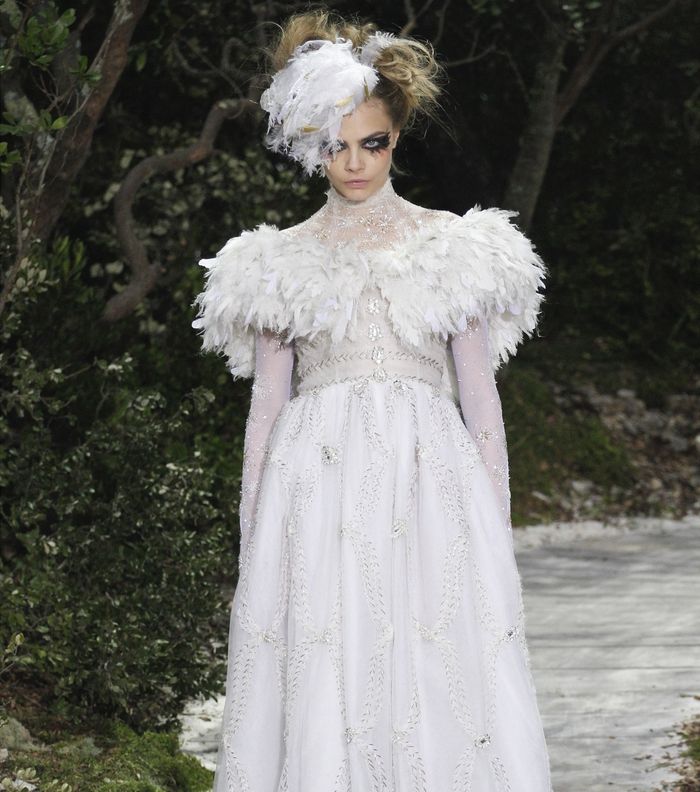 عروس مجنونة إلى حد ما مع Chanel
