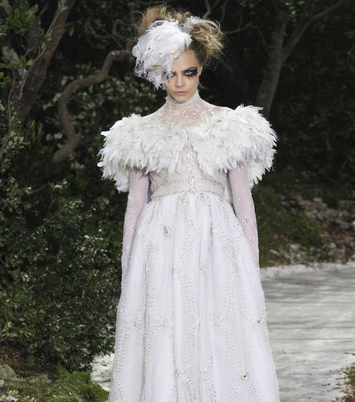 عروس مجنونة إلى حد ما مع Chanel