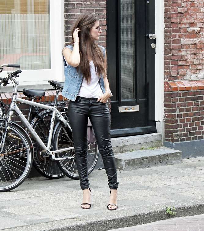 ارتدي القمصان العادية أو Tank Top مع جيليه الجينز