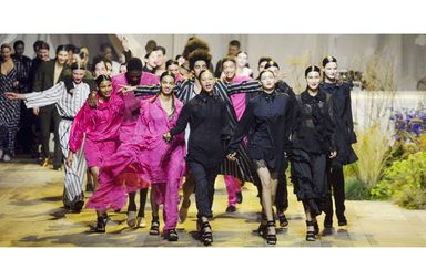 عرض ازياء مميز وفرح من H&M Studio لصيف 2017 خلال اسبوع الموضة في باريس