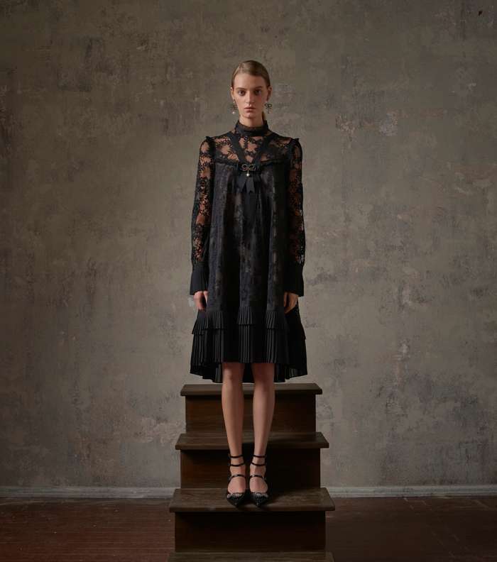 فستان اسود من الدانتيل الشفاف على الصدر والقماش المثني في اسفله من Erdem و H&M