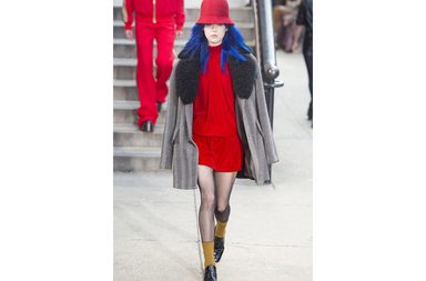 حامبسوت احمر مع معطف قصير بياقة الفرو من مارك جايكوبز لشتاء 2018