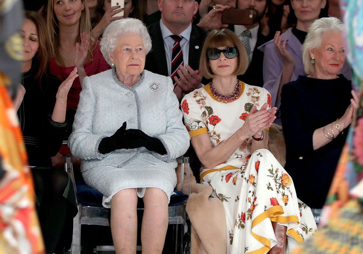 الملكة اليزابيت وانا وينتور في عرض ريتشارد كوين شتاء 2018