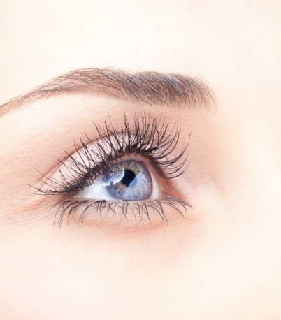 لا مكان لماكياج العيون القوي، والرموش هي الهدف الاهم 