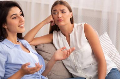 دلالات الصديقة المزيفة كي تعرفي التمييز بين من يقترب من حياتك