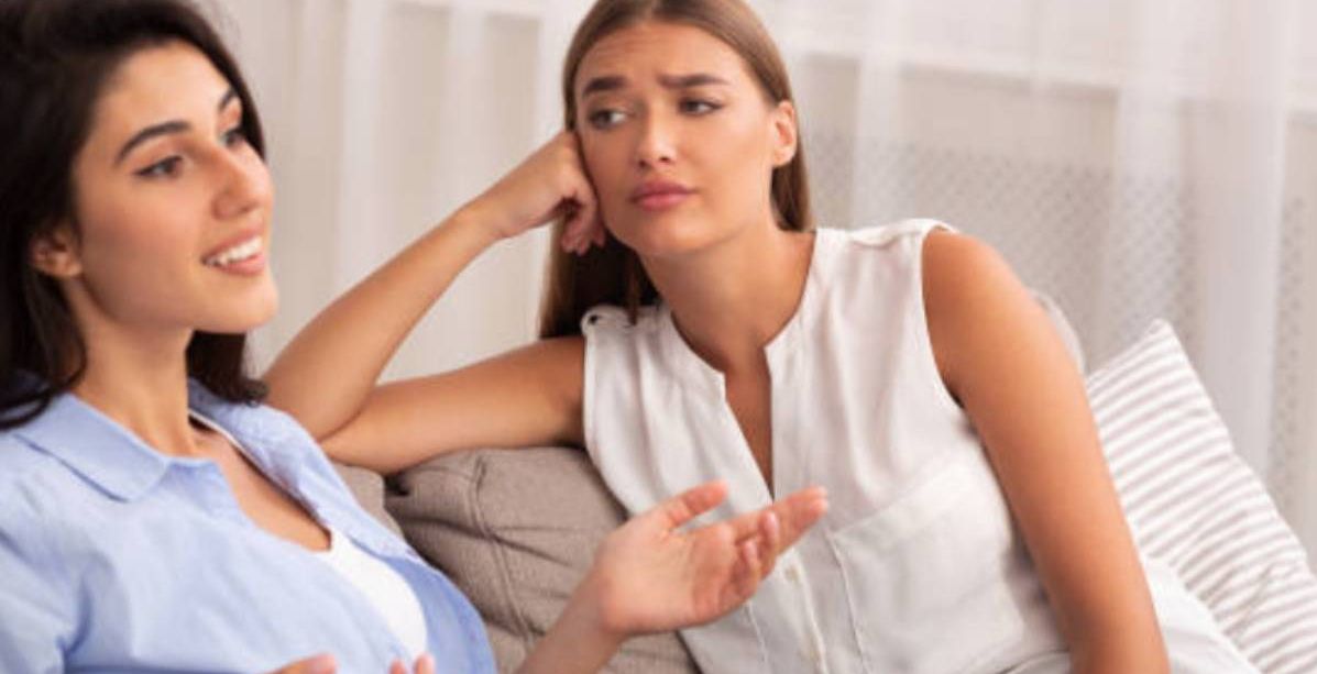 دلالات الصديقة المزيفة كي تعرفي التمييز بين من يقترب من حياتك