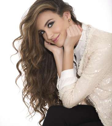 ملكة جمال لبنان 2012 خلال إحدى الجلسات التصويريّة