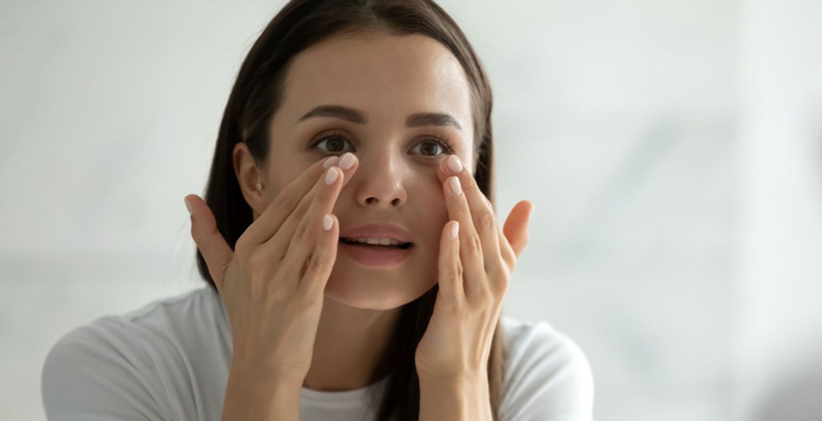 مستحضرات مكياج أساسية تخفي تعب الوجه وتعزز إشراقه