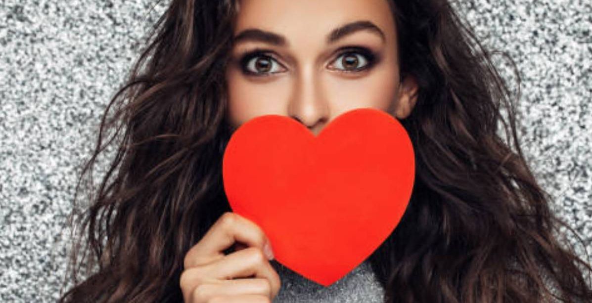 صديقتي التي تعشق الدراما وقصصها العاطفية المضحكة!