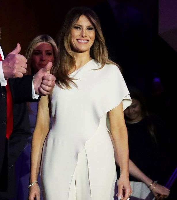 ميلانيا ترامب بجامبسوت ابيض رائع من رالف لورين لحظة اعلان اسم زوجها رئيسا للولايات المتحدة الاميركية