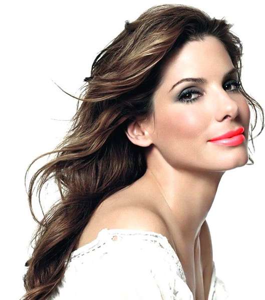 حيوية الشعر الويفي الطويل مع أحمر الشفاه البرتقالي الجذاب