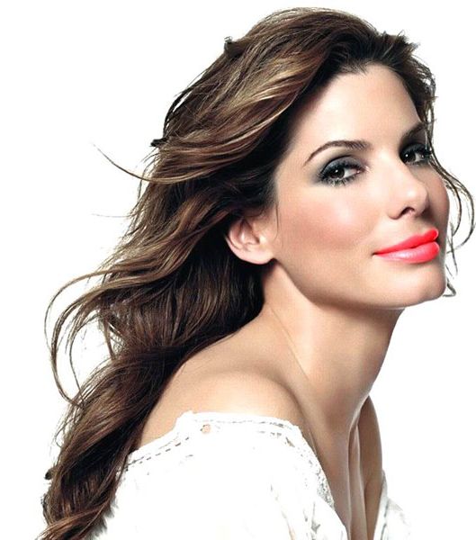 حيوية الشعر الويفي الطويل مع أحمر الشفاه البرتقالي الجذاب