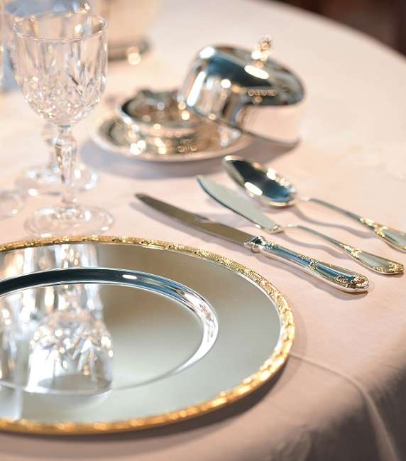 مائدتك لامعة باشراقة الفضة من متجر ديزاينرز هومز الفاخر