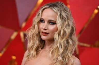 بفستانها وكامل أناقتها جنيفر لورانس تتسلق المقاعد بعفوية في أكثر المشاهد جدلاً من الاوسكار