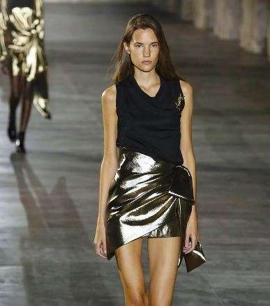 التنورة الميتاليكية بالقصة غير المستقيمة من سان لوران لصيف 2017