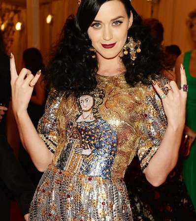 النجمة Katy Pery ترتدي خاتم خنصر من تصميم علامة David Yurman
